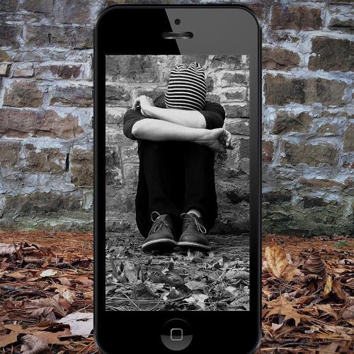 Junge, der in einem Handy "gefangen" ist