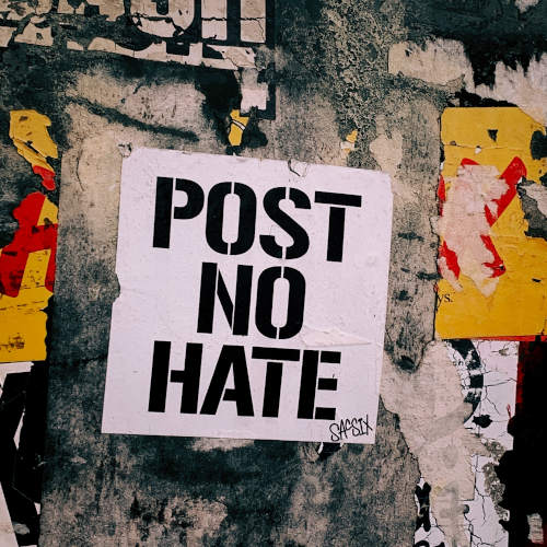 Graffiti mit "Post no Hate"  