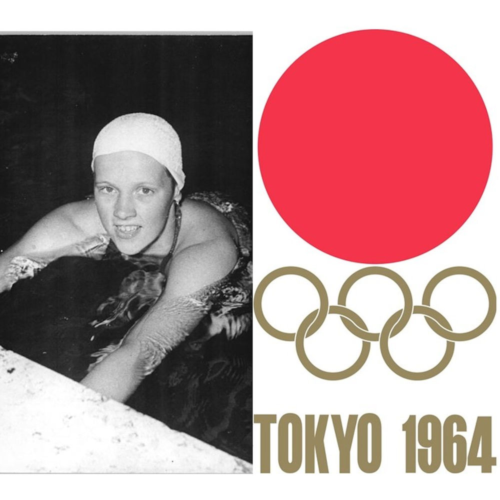 die Schwimmerin Jutta Olbrisch im Schwimmbecken neben dem Logo der Olympischen Spiele 1964 in Tokio 